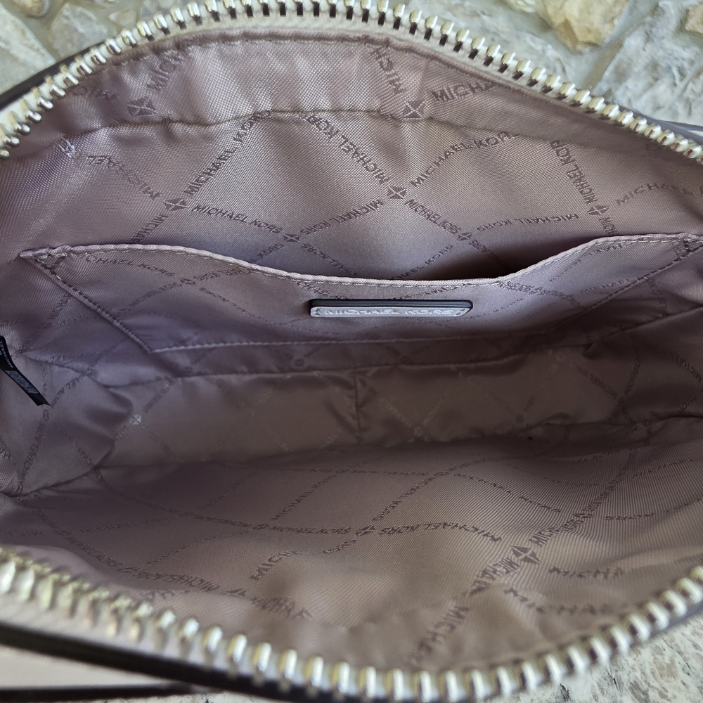 Michael Kors Airplane Logo Large White Crossbody - Picture 5 of 8